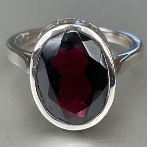 Garnet / Sterling Silver Ring (Size 7.5)